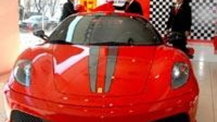 Ferrari 430 Scuderia için 9 kişi sırada