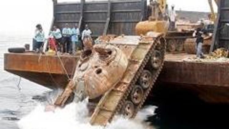 Taylandda eski tanklar denizin dibine gidiyor