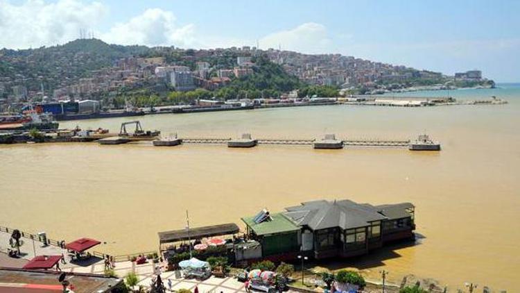 Zonguldak’ta deniz çamur rengini aldı