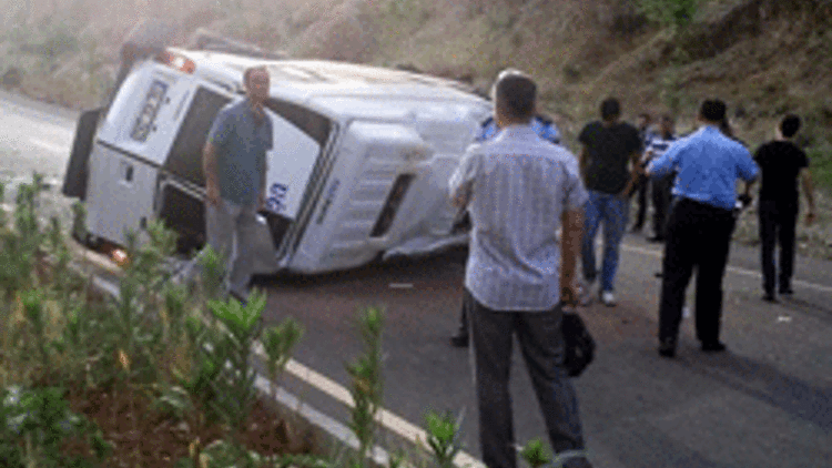 Servis aracı kaza yaptı: 9 yaralı