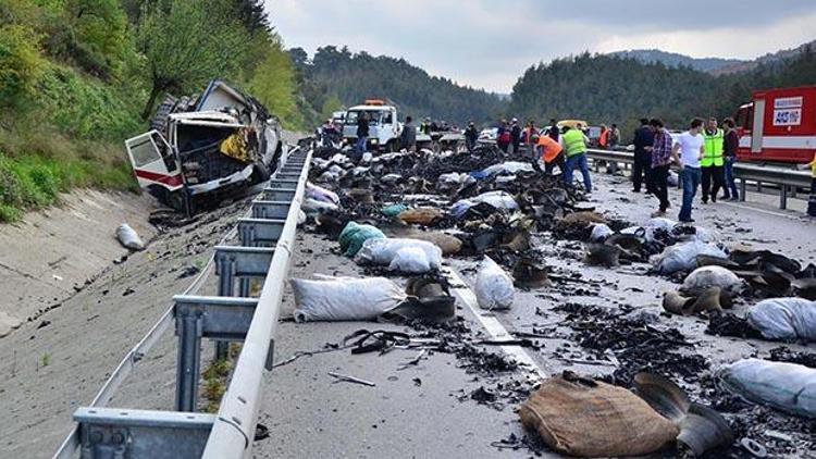 Freni boşalan kamyon ortalığı savaş alanına çevirdi