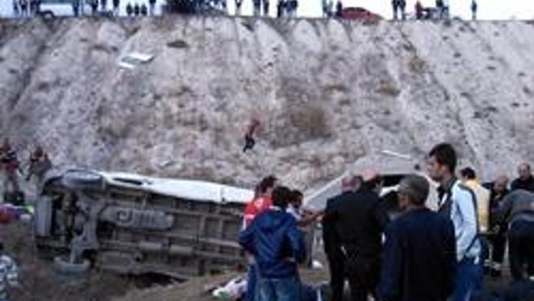 Erzurumda midibüs devrildi: 1 ölü, 9 yaralı