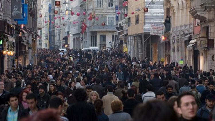 Türk gençleri yaşlılardan fedakârlık bekliyor