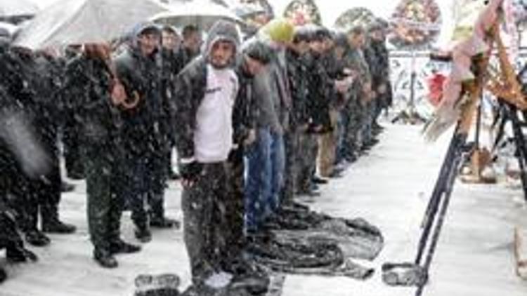 Şehit onbaşıyı, kar altında 3 bin kişi uğurladı