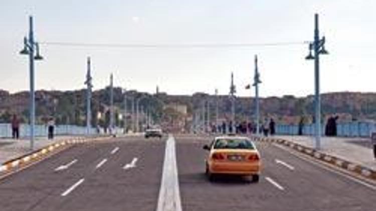 Tarihi Galata Köprüsü yeniden hizmette