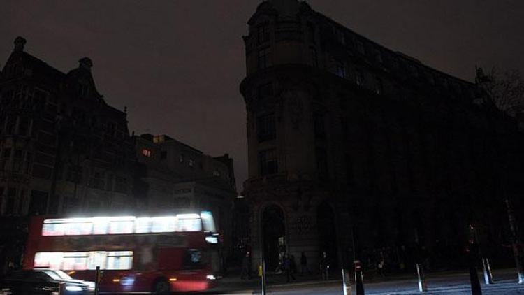 Londra yangın yüzünden karanlıklara gömüldü