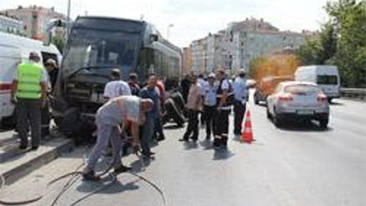 Metrobüs yoldan çıktı