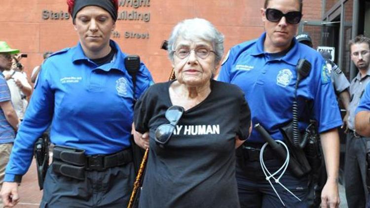 90 yaşındaki Ferguson protestocusu gözaltına alındı