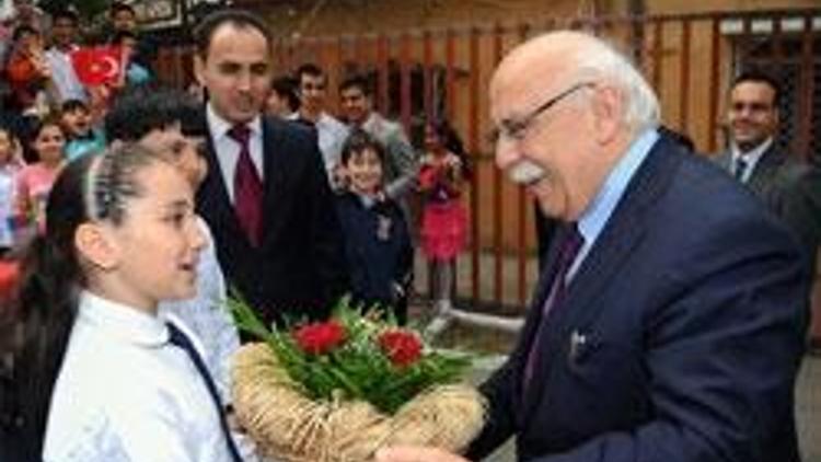 Bakan Avcı, Bakü’deki Türk okullarını gezdi