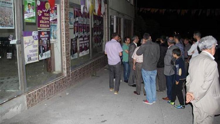 Bursada HDP seçim bürosuna taşlı saldırı