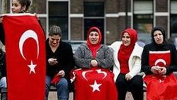 Türk göçmenler Hollanda hükümetinden tazminat istiyor