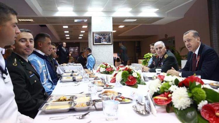 Erdoğan Muhafız Alayı’nda iftar yaptı