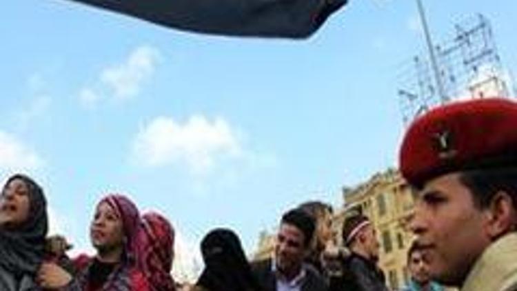 Mısırda ordu Tahrir Meydanına girdi