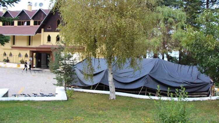 Suudi kraliyet ailesi oteli kapatıp, bahçesine çadır kurdurdu