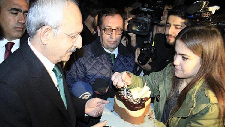 Kılıçdaroğlunun doğum günü için pasta