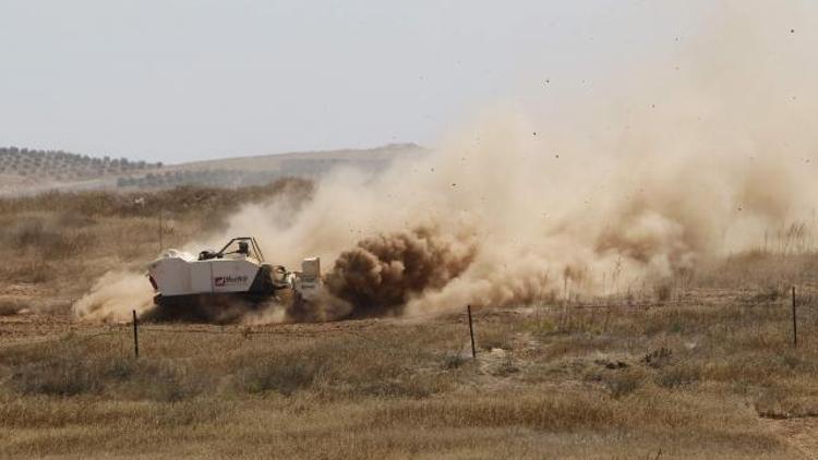 Suriye ordusuna ait 30 tank Türkiye sınırında hareket halinde