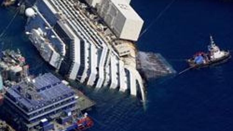 Costa Concordia su yüzeyine çıkmaya başladı