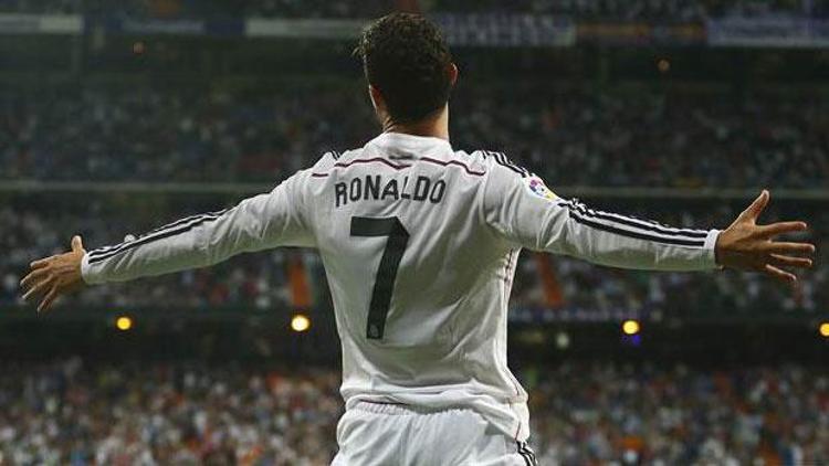 Cristiano Ronaldo yine tarihe geçti