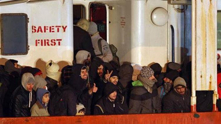 Kayalıklara çarpmak üzere ayarlanan kaçak göçmen gemisi kontrol altına alındı