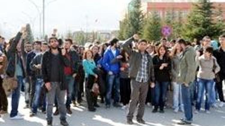 Üniversiteliler ulaşım ücretini protesto etti