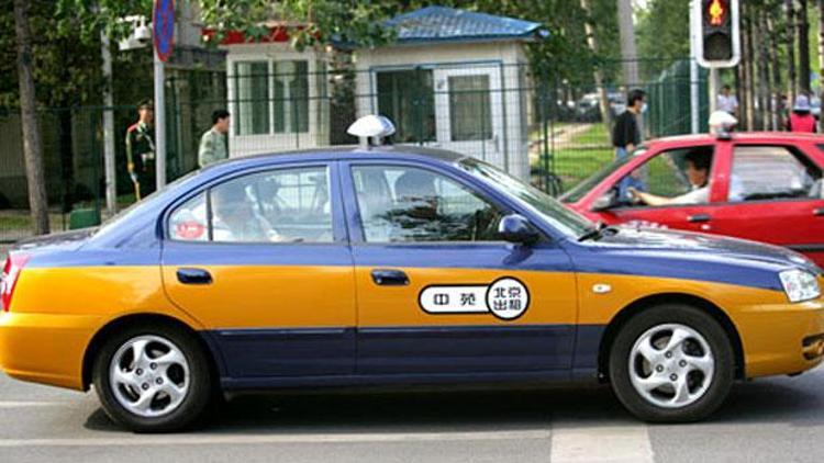 Çinde bir taksici, aracında unutulan 300 altın kolyeyi teslim etti