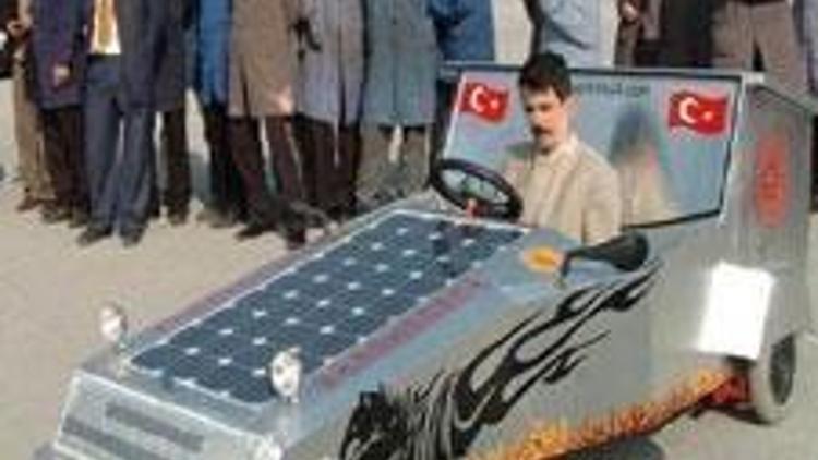 Liselilerden güneş enerjisiyle çalışan araba