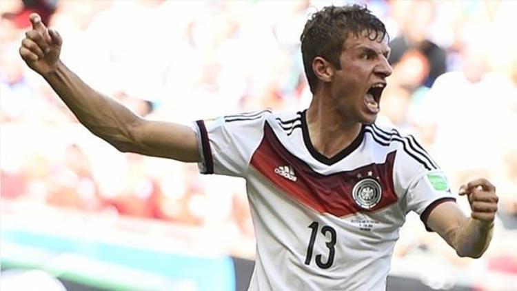 Thomas Müller kendisine gelen yüksek transfer ücretlerini geri çevirdiğini söyledi