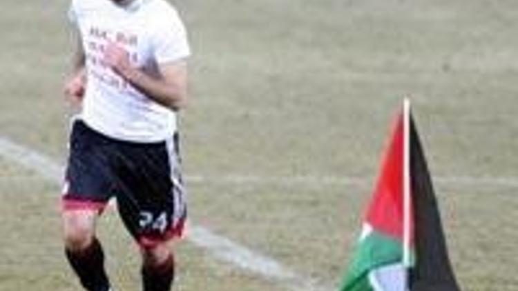 İbrahim saha ortasına Filistin bayrağı dikti