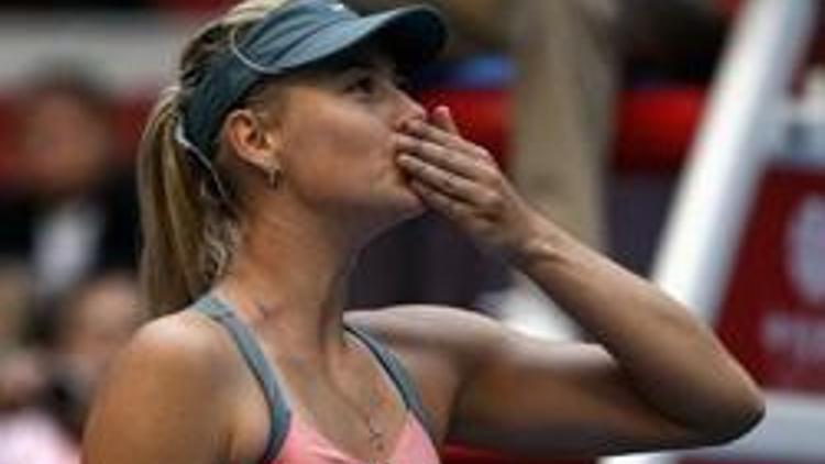 Maria Sharapova rahat rahat turladı