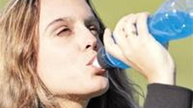 Enerji içeceği kullanan genç tehlikeye atılıyor