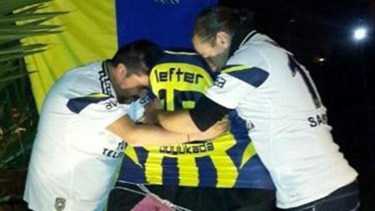 Üstü bezle kapatılan Lefter heykeline Fenerbahçe forması giydirildi