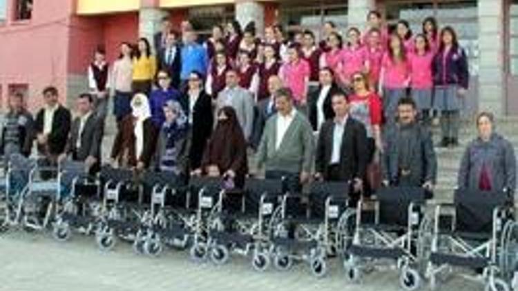 Liselilerden 12 engelliye tekerlekli sandalye