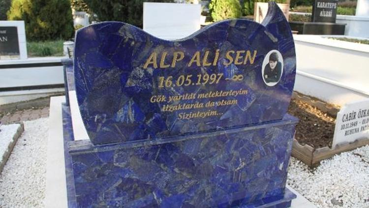 Ali Şenin torununun mezar taşı görenleri duygulandırdı