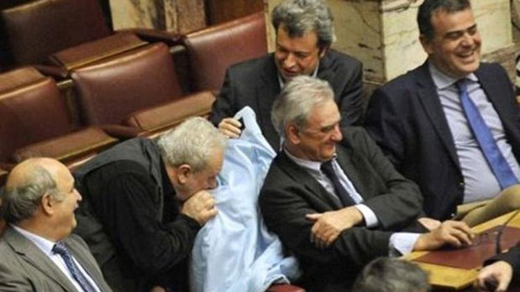 Yunan parlamentosunda parfüm tartışması