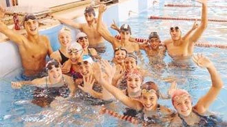 İzmitli 30 ailenin kurduğu yüzme kulübü şampiyonlar çıkaran bir sporcu fabrikası