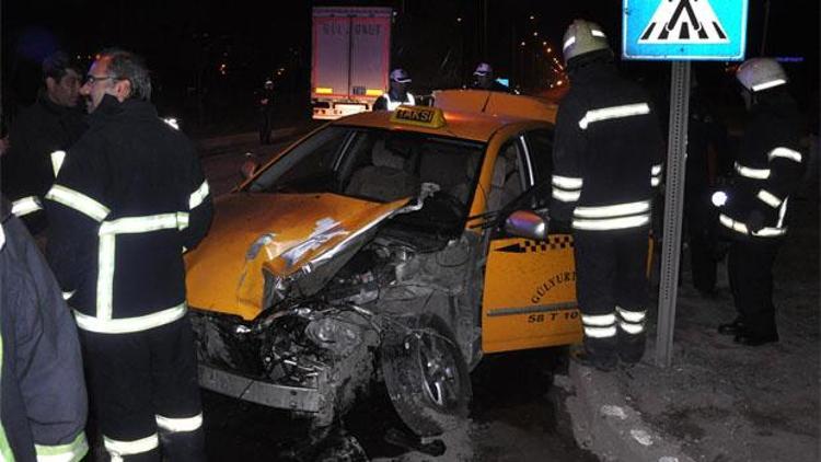 TIR, taksiye çarptı: 5 yaralı