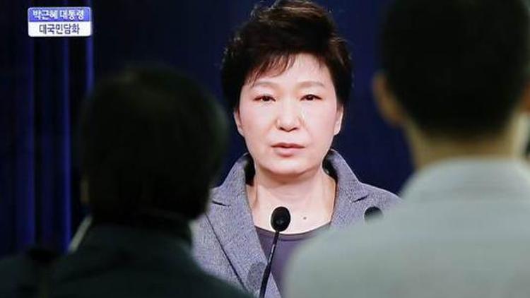 Güney Kore lideri gözyaşları içinde özür diledi
