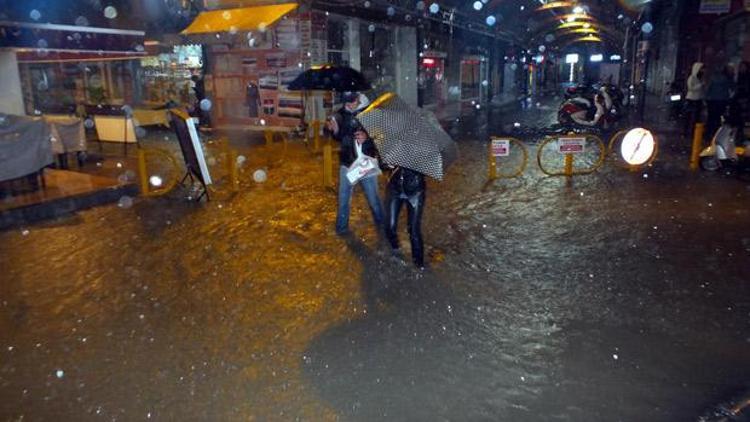 Marmarisi yarım saatlik sağanak felç etti