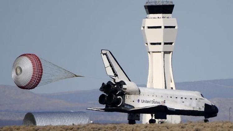 Photo Ed: U.S. Space shuttle Endeavour back to Ear