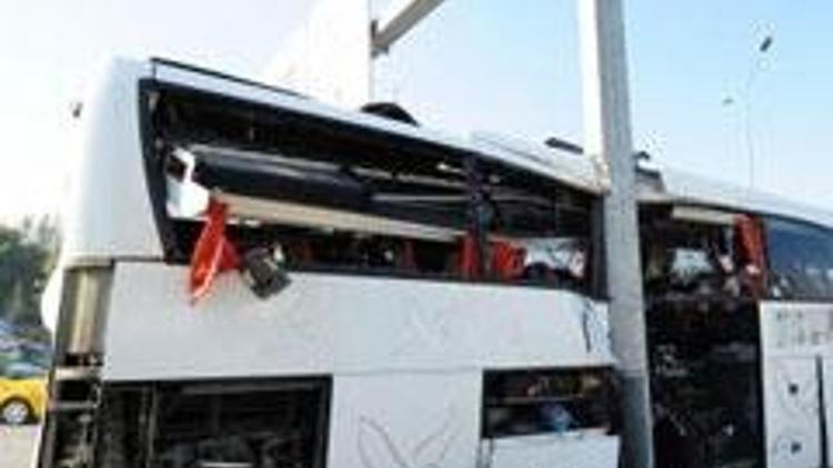 Ankarada yolcu otobüsü yön levhalarına çarptı: 39 yaralı
