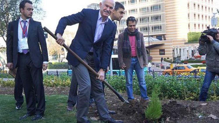 SE Genel Başkanı Papandreu Gezi Parkında