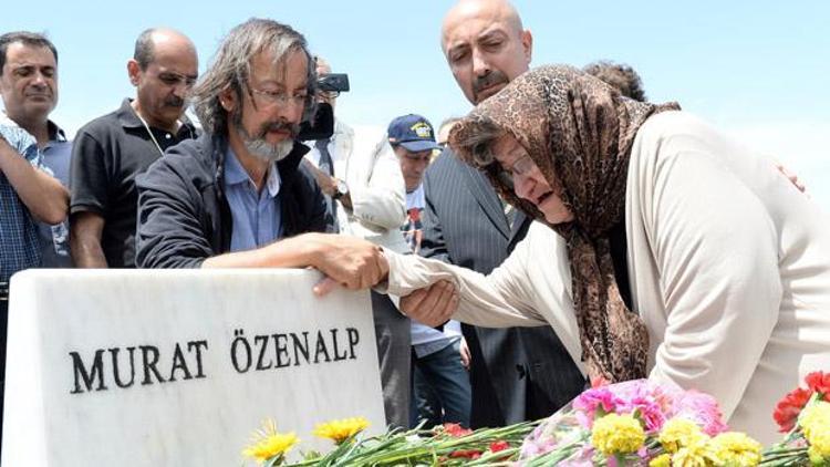 Murat Özenalpin mezarında gözyaşı