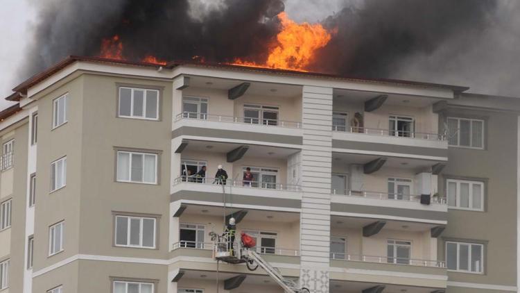 Onbir katlı apartmanda korkutan yangın