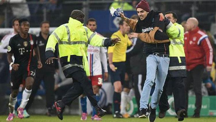 Dünyayı şoke eden saldırı: Sahaya giren taraftar Riberyye vurdu