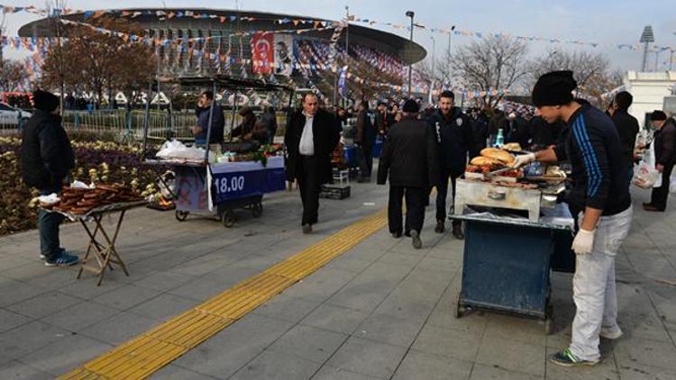 Seyyarın tezgahı bariyere takıldı