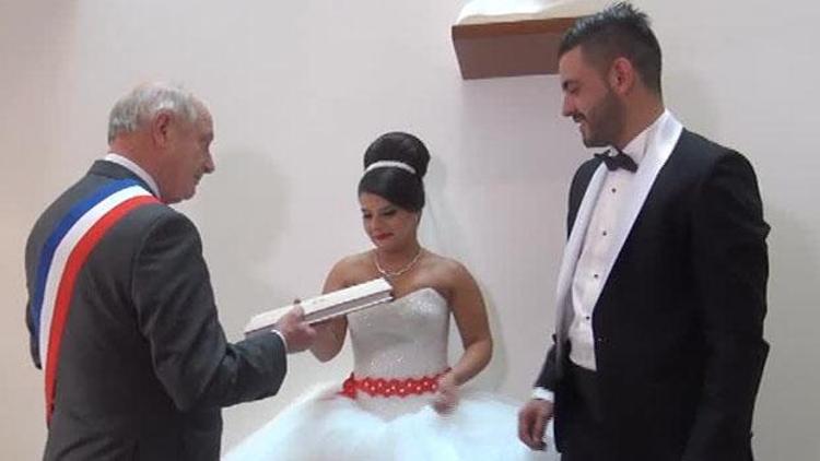 Tatilini iptal etti, Türk ailenin nikahını kıydı