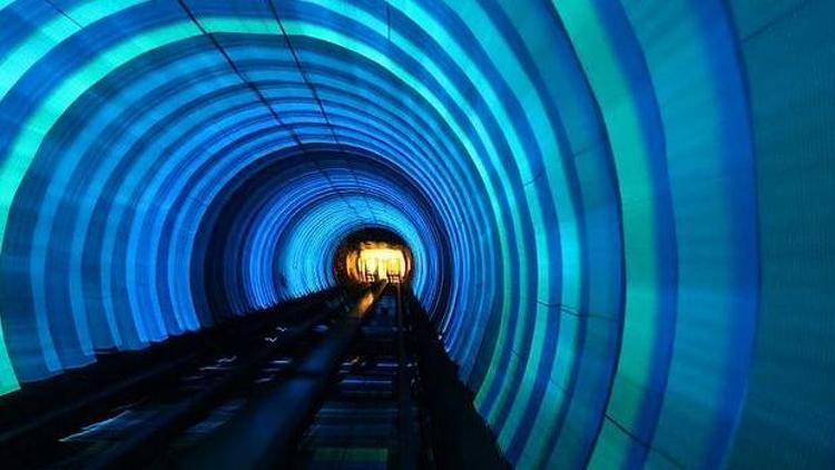 İtalyada yolcular metro tünelinde yürüdü