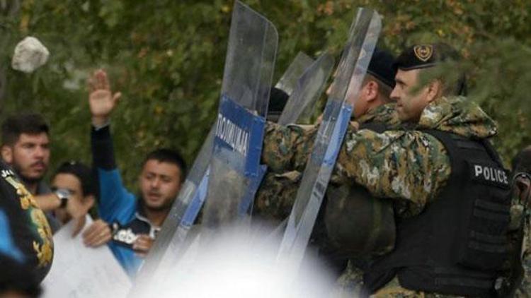 Makedonya polisinden kaçak göçmenlere göz yaşartıcı gaz