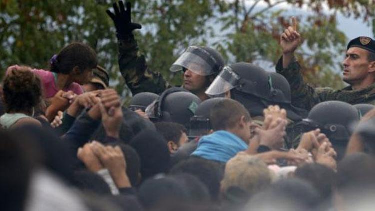 Makedonya-Yunanistan sınırında arbede: Göçmenler polis barikatını aştı