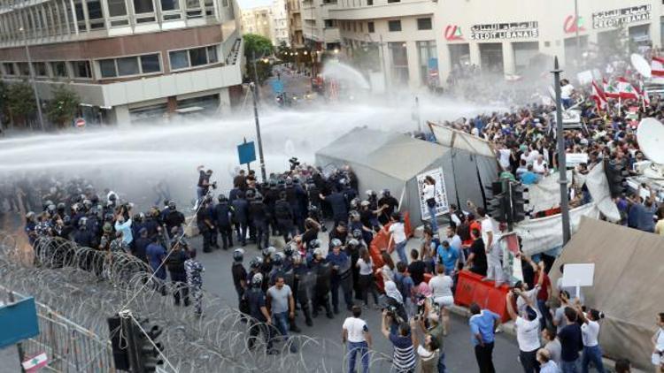 Lübnanda yolsuzluk ve çöp krizi protestosu